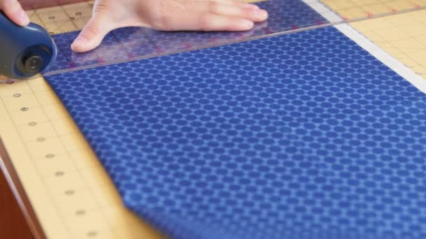 女性は、縫うために布をカットします。 — ストック動画