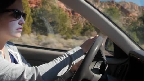 Kvinnan kör genom Sothern Utah — Stockvideo