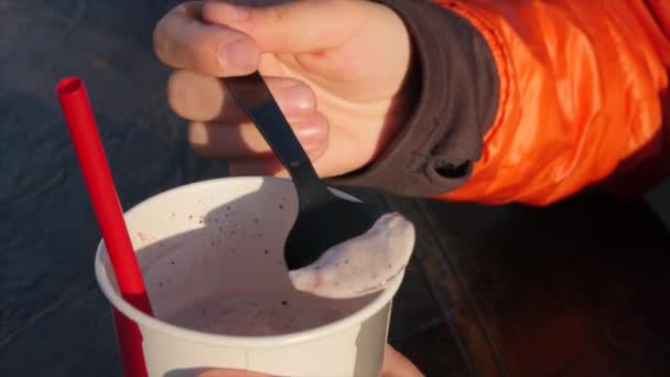 Vrouw een milkshake eten bij een diner — Stockvideo