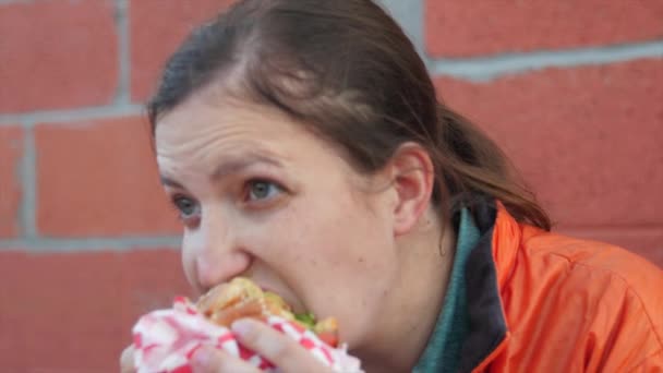 Mujer comiendo comida rápida para la cena — Vídeos de Stock