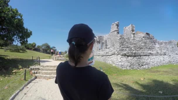 Женщина, исследующая руины майя — стоковое видео