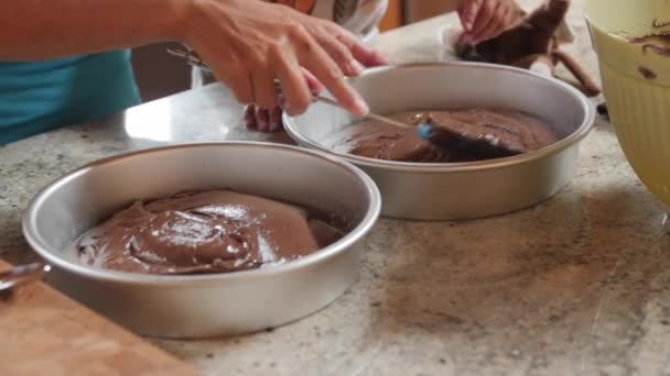 Vrouw maakt een cake met Superleuke jongens — Stockvideo