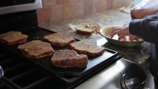 Mujer haciendo tostadas francesas para el desayuno — Vídeo de stock