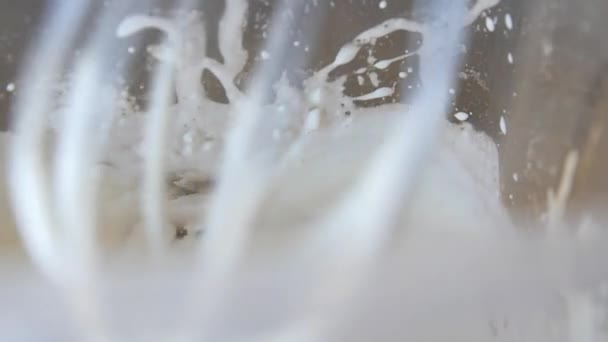 ホイップ クリームを作る女性 — ストック動画
