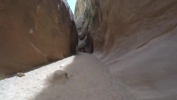 Vrouw verplaatsen binnen een slot canyon — Stockvideo