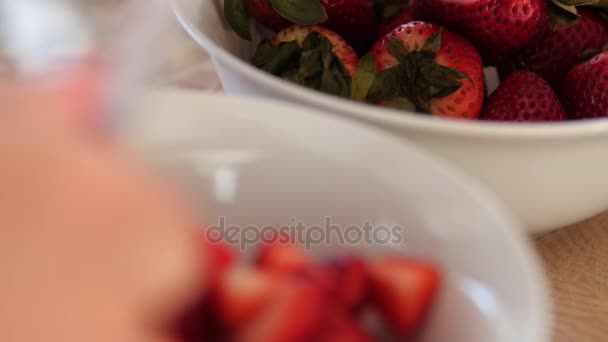 Жінка нарізає смачну свіжу полуницю — стокове відео
