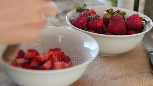 Mujer rebanando deliciosas fresas frescas — Vídeo de stock