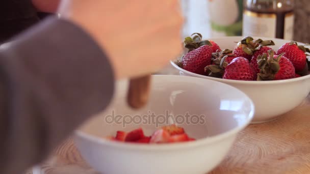 Mujer rebanando deliciosas fresas frescas — Vídeos de Stock