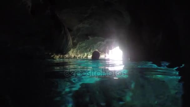 Mulher nada em caverna subterrânea e água Cenote — Vídeo de Stock