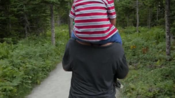 Mujer con su niño camina por el sendero del horizonte — Vídeo de stock