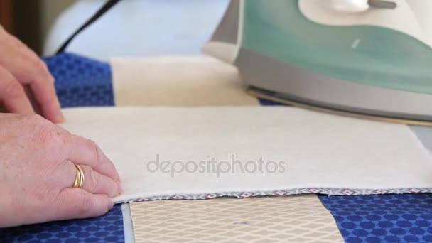 Proyectos de costura para planchar mujeres — Vídeo de stock