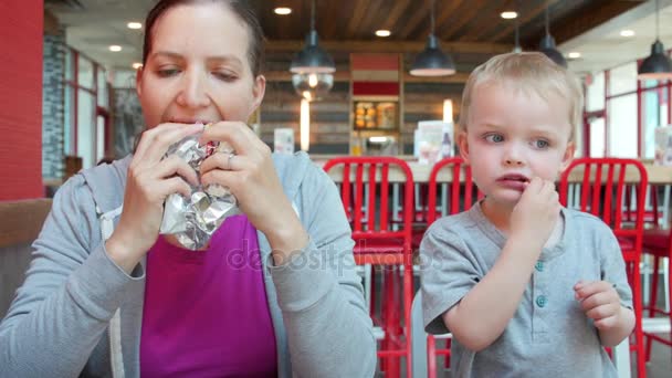 Familie isst Fast Food am Tisch — Stockvideo