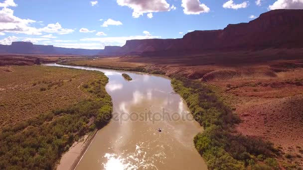Travi d'acqua sul fiume deserto nello Utah — Video Stock