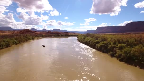 Balseros de agua en el río desierto en Utah — Vídeos de Stock