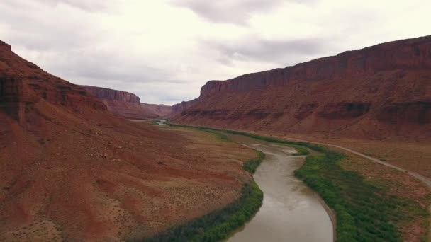 Buttes en rivier in de buurt van Moab, Utah — Stockvideo