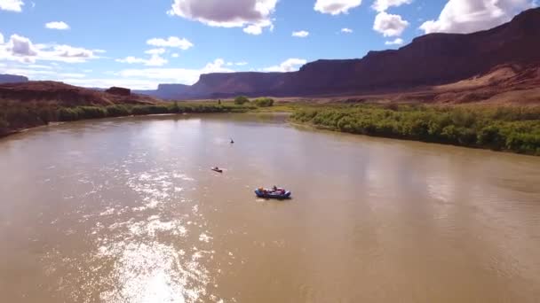 Balseros de agua en el río desierto en Utah — Vídeos de Stock