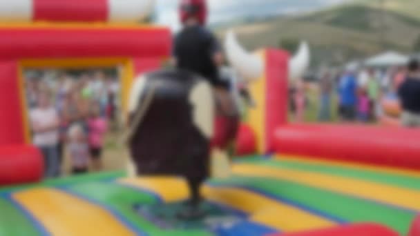 Niño Montando Toro Electrónico Una Feria Rural Con Paseos Actividades — Vídeos de Stock