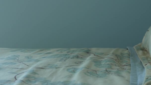 美しいモダンなベッドルームの窓付けドーリー ショット — ストック動画