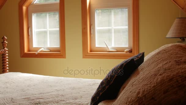 一张在美丽的卧室里的洋娃娃的床 — 图库视频影像