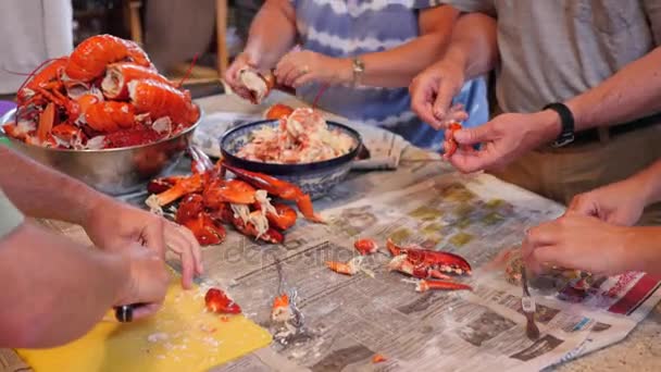 一个家庭为他们在家里的晚餐准备新鲜的龙虾 — 图库视频影像