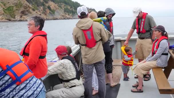 Una Familia Montando Gran Barco Pesca Océano — Vídeo de stock