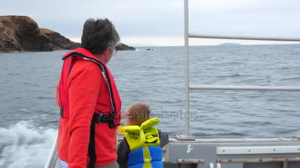 一个在海洋中坐船的家庭 — 图库视频影像