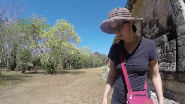 Yalpa Fotoğrafını Balam Maya Harabeleri Içinde Yürüyen Bir Kadın Turist — Stok video