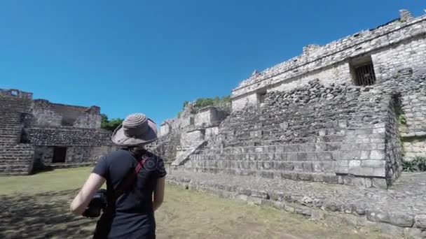 のバラム マヤ遺跡を歩く観光婦人のジンバル ショット — ストック動画