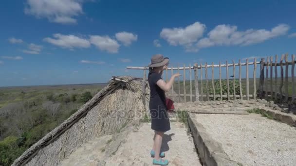 Tiro Gimbal Mulher Cima Das Ruínas Mayan Bálsamo — Vídeo de Stock