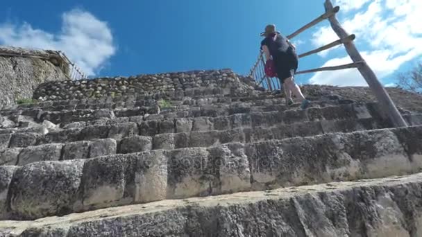 Balam 的玛雅遗址徒步旅行的妇女的万向节镜头 — 图库视频影像