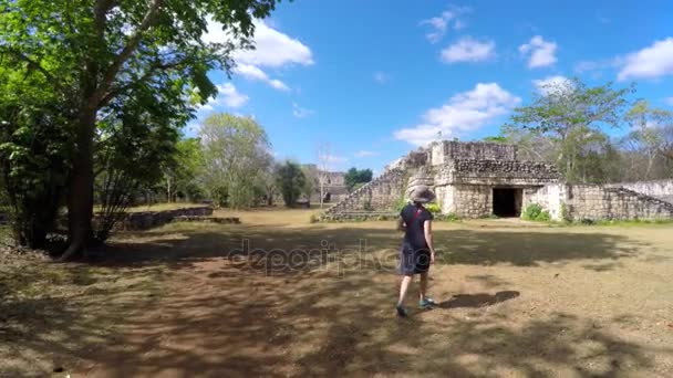 Colpo Gimbal Della Donna Che Cammina Attraverso Rovine Mayan Balam — Video Stock