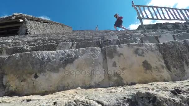 Colpo Gimbal Della Donna Che Cammina Sulle Rovine Mayan Balam — Video Stock