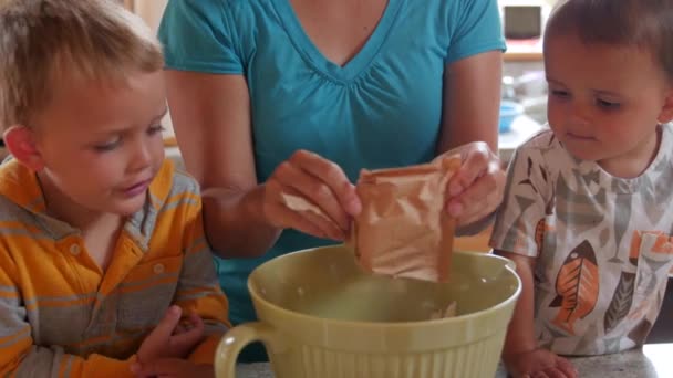 Una Madre Hace Pastel Con Sus Hijos Cocina — Vídeo de stock