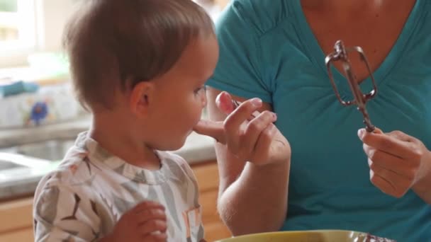 Uma Mãe Fazendo Bolo Com Meninos Bonitos Cozinha Boneca Tiro — Vídeo de Stock