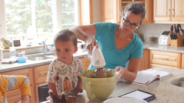 Uma Mãe Fazendo Bolo Com Meninos Uma Cozinha Boneca Tiro — Vídeo de Stock