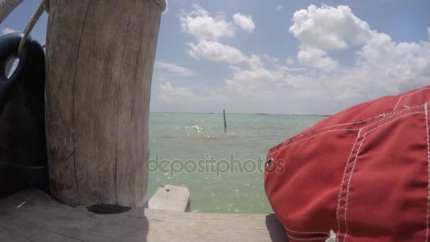 Снимок Человека Сидящего Причале Океанских Волнах Карибском Море Лицензионные Стоковые Видео