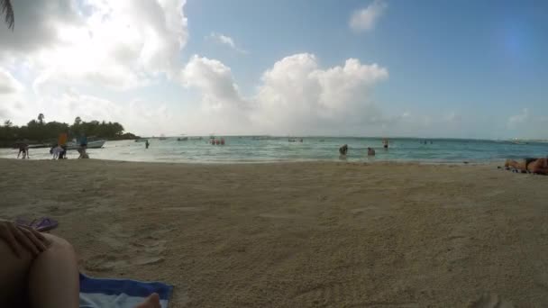 Timelapse Turistas Una Playa Océano — Vídeos de Stock