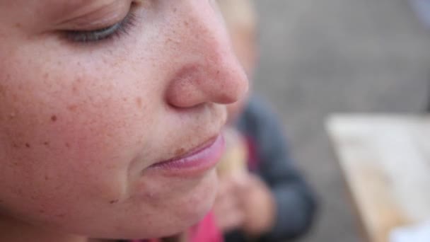 Una Mujer Come Helado Cono — Vídeos de Stock