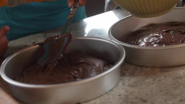 女性は台所ドリー ショットでかわいい男の子とケーキを作る — ストック動画