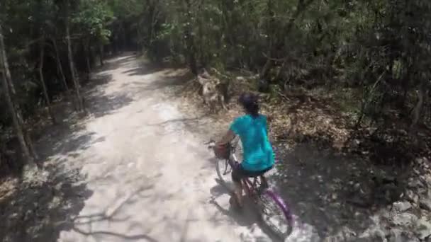 Μια Γυναίκα Ιππασία Ποδήλατο Ένα Μονοπάτι Ζούγκλα Στο Μεξικό — Αρχείο Βίντεο