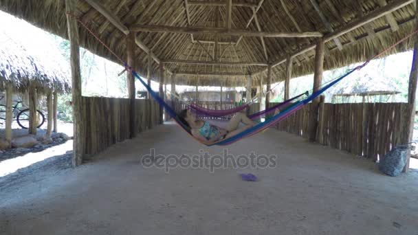 Жінка Спить Гамаку Тіні Тропічному Пляжі — стокове відео
