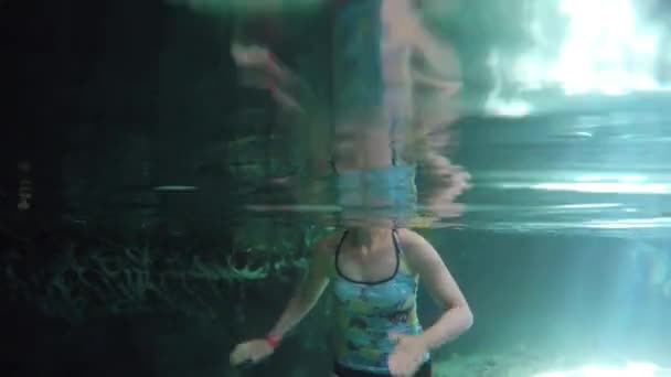 Yeraltı Mağara Hipotermik Meksika Yüzme Bir Kadın — Stok video