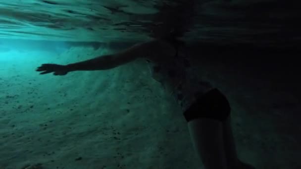 Een Vrouw Zwemt Een Ondergrondse Grot Cenote Mexico — Stockvideo