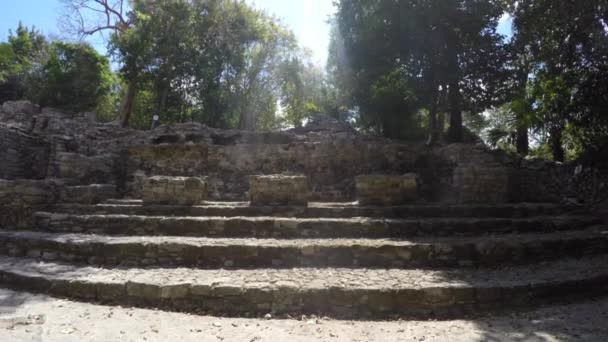 Una Mujer Visitando Antiguas Ruinas Mayas Coba — Vídeos de Stock