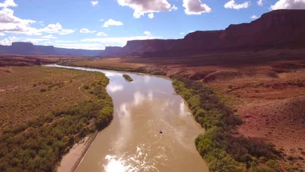 在犹他州的平静的沙漠河上的漂流艇空中惊人的拍摄 — 图库视频影像