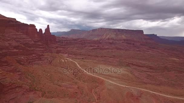 Colpo Aereo Dolly Tempestoso Deserto Buttes Vicino Moab — Video Stock