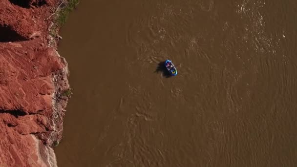 Vue Aérienne Bateau Sur Une Rivière Calme Désert Dans Utah — Video