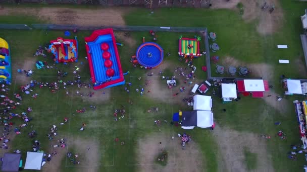 Aerial Høj Skud Familier Have Det Sjovt Landlig Messe Med – Stock-video