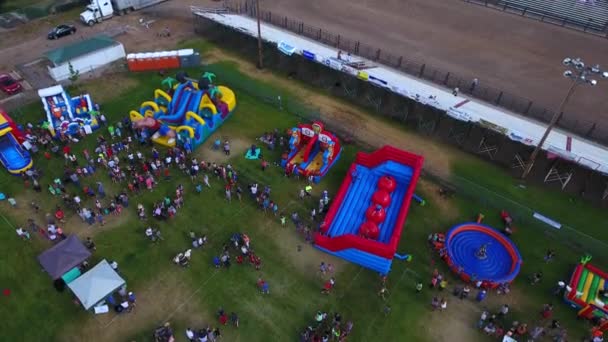 Altura Aérea Gente Divirtiéndose Feria Rural Con Paseos Actividades — Vídeos de Stock