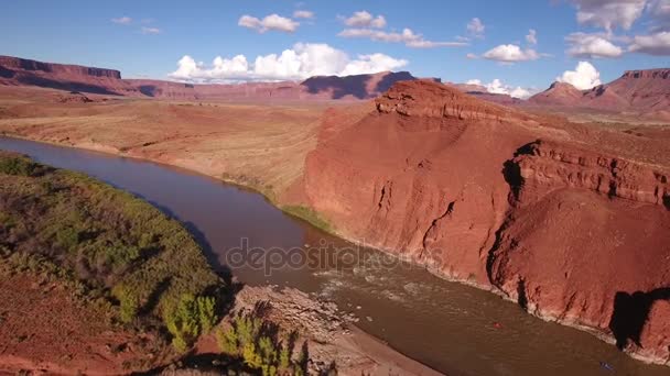 Aerial Strzał Wysokiej Spływu Łodzi Spokojny Pustynia Rzeka Południowym Utah — Wideo stockowe